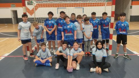 La generación alevín del Balonmán Viveiro, en el Pabellón Municipal.