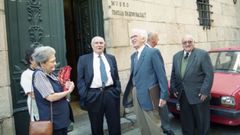 Constantino Garc�a e Xos� Neira Vilas -no centro da imaxe-, �s portas da sede da Real Academia Galega. � esquerda, Anisia Miranda e detr�s dos acad�micos, os tam�n membros da RAG Antonio Gil Merino e Antonio Meijide Pardo.