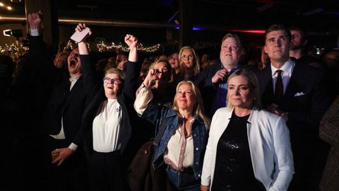 Partidarios del no siguen el recuento desde Reikiavik