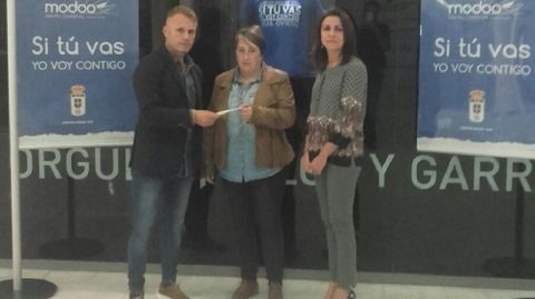 Asunci�n Gonz�lez recoge su vale de la Tienda Oficial del Real Oviedo