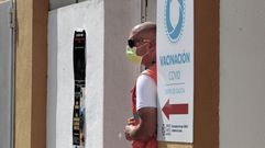 Un voluntario de la Cruz Roja en la puerta del centro de vacunaci�n de Monforte