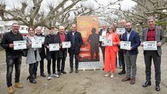 Representantes de la organizaci�n, de los municipios por los que transcurre la prueba y de la Federaci�n Galega de Monta�ismo posan con los dorsales.