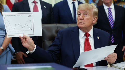 Trump muestra un gr�fico sobre las tasas de pobreza infantil mientras anuncia nuevos precios, el viernes en la Casa Blanca.