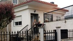 Maria, a la entrada de su casa, soplando las velas acompa�ada de su hija