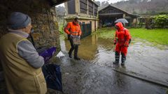 Emerxencias de Cuntis durante una inundaci&oacute;n en el municipio en los &uacute;ltimos d&iacute;as.