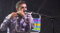 Fet�n Fet�n toca instrumentos no convencionales, como la silla de c�mping