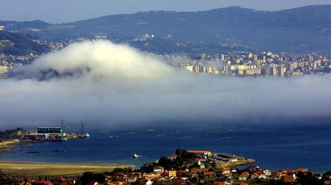 Amanecer con niebla en Vigo desde Moaña.