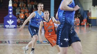 Paul Jorgensen se escabulle entre Jacob Round y Jonas Paukste.