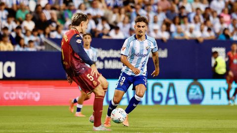 Chupe presionando a Dani Barcia en el encuentro de la primera vuelta entre el M�laga y el Deportivo