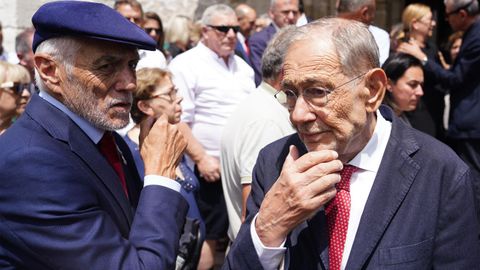 Javier Solana (d) y el expresidente de Asturias Pedro De Silva (i) asisten al responso del fallecido expresidente de Asturias Antonio Trevín