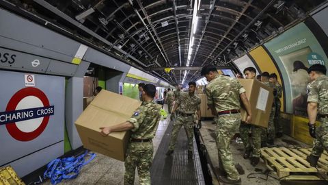 Militares del ej�rcito brit�nico en los andenes en desuso de la estaci�n de metro de Charing Cross.