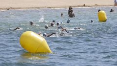 Imagen de la prueba de nataci�n del ironman del d�a 25, en el lago de As Pontes