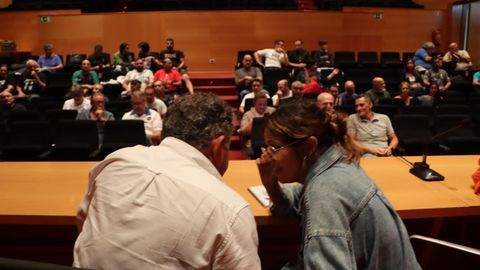 Lores y Gul�as, durante una reuni�n celebrada en septiembre con los clubes deportivos para presentarles la convocatoria de subvenciones 