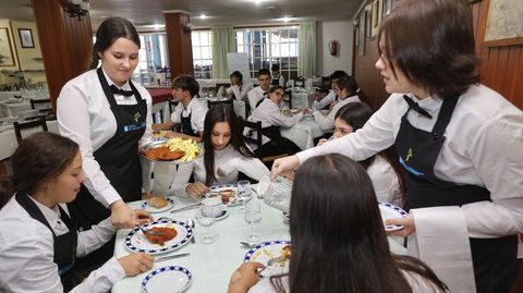 Ejercicio prctico de servicio en una mesa de restaurante en el FP dual de cocina y restauracin de Sanxenxo