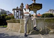 Filgueira Iglesias na fonte dos xard�ns de San Francisco, un dos recantos preferidos do seu pa<span lang= es-es >i. </span>