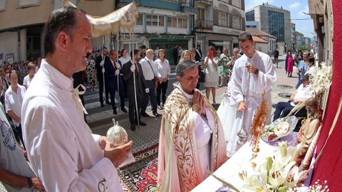 Procesión de Corpus saliendo de la iglesia de Santa Baia de Boiro, alfombras florales