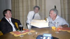 Imagen de los archivos publicados en el que aparece Mandelson (izquierda) junto a Epstein�celebrando un cumplea�os.