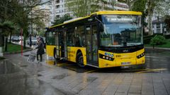 Usuarios bajando del bus en la nueva parada del pabell�n de Os Remedios.