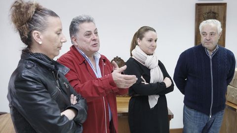 José Luis Rivera (primero por la derecha, en esta foto de archivo) fue más de treinta años concejal de Cultura del Ayuntamiento de Quiroga, en coincidencia con los nueve mandatos sucesivos como alcalde de Julio Álvarez (segundo por la izquierda)