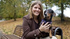 Beatriz Loureiro con su perro, Mojito