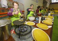 Las filloeiras de Cabana, todas vecinas del municipio, metidas ayer en faena dentro del pabell�n. 
