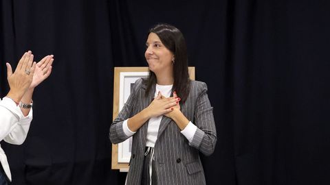 PLENO MOCION DE CENSURA EN EL CONCELLO DE RIBEIRA, DONDE LUIS PEREZ BARRAL ALCALDE DEL BNG CEDE EL BASTON DE MANDO A LA NUEVA ALCALDESA MARIA JOSE SAMPEDRO CANDIDATA DEL PP, PRIMERA MUJER EN ESTE PUESTO.