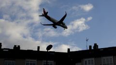 Imagen de un avi&oacute;n sobre los edificios de O Burgo aproxim&aacute;ndose para aterrizar en Alvedro.