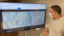Demetrio Gmez Xunqueira, con el plano de la nueva propuesta del Concello para la variante de Alba