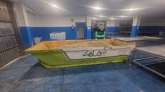 Contenedor con rel� para destruir en la cofrad�a de Agui�o