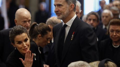 Ya en la Catedral, Letizia lanz un beso hacia la bancada de sus sobrinos, diferente a la suya.