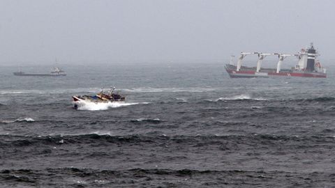 Barcos desafiando as ondas na entrada do porto de Viveiro 