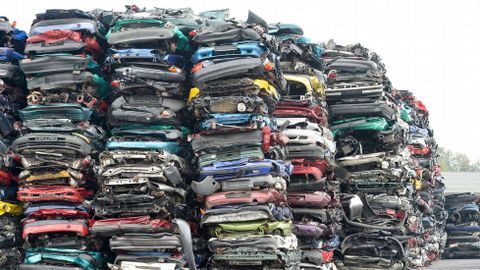 Coches comprimidos y apilados en Alemania oriental.