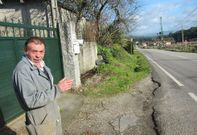Los vecinos se quejan de que no tienen espacio para caminar con seguridad. 