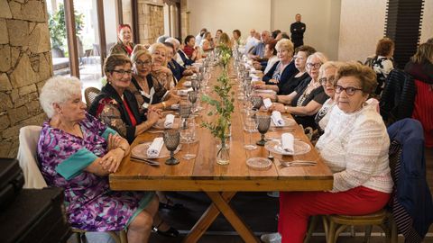 Comida jubilados de Agui�o en restauraci�n Chicolino, Boiro