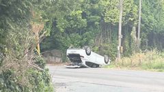 Veh�culo accidentado este mi�rcoles en la carretera que une Oleiros con Meir�s