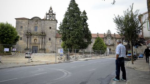 Un hombre observa el comienzo de las obras en Conxo, a mediados del 2020.