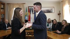 En la imagen cediendo el bast�n de mando de alcaldesa a su sucesor este mes de enero pasado