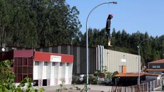 En el parque de bomberos de Ribadumia han recurrido a un mueco colgado de una farola como forma de protesta por su situacin laboral