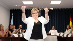 Teresa Villaverde, del PP, alza el bast�n de mando de Lousame.