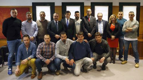 Foto de grupo de la Brigada de Salvamento Minero con el presidente del Principado, Javier Fernndez, y el consejero de Empleo e Industria, Isaac Pola