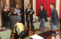 <span lang= es-es >Primera toma de contacto</span>. De izquierda a derecha, Juan Gonz�lez Leir�s (Cambre), Mar�a Jos� Varela (Oleiros), Iago Mart�nez (A Coru�a), Carlos Lamora (EDAR), Jos� Amado (Arteixo) y Xulio Ferreiro. 
