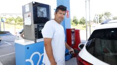 Tino Otero, de Mar�n, repostando este mi�rcoles en la gasolinera m�s asequible de la comarca de Pontevedra.