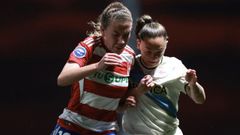 Ainhoa Mar�n, durante una pugna de bal�n con Blanca Mu�oz en el partido del D�por Abanca en Granada.