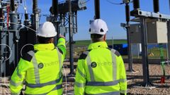 Personal de Ineltr�n revisando una obra.