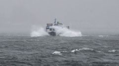 Un barco bateeiro avanza en medio del temporal hacia Moa�a (foto de archivo)