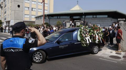 El coche fúnebre, a su salida del funeral celebrado en la iglesia de San Antonio