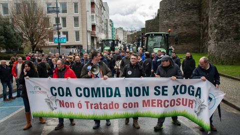Pablo Gonz�lez (tercero por la izquierda, con el meg�fono en la mano), durante la protesta