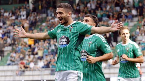 Pascu celebrando uno de los tres goles que el Racing endosó al Arenas en el marcador más amplio del club en A Malata este 2025.