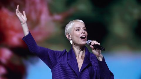 La cantante Soraya Arnelas act�a durante el encuentro del Papa con los voluntarios, en Ifema