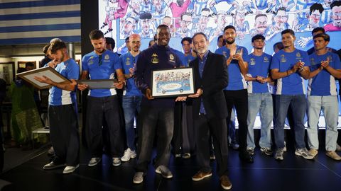 Bil Nsongo recibe una de las ilustraciones del redactor de Deportes, Pablo G�mez